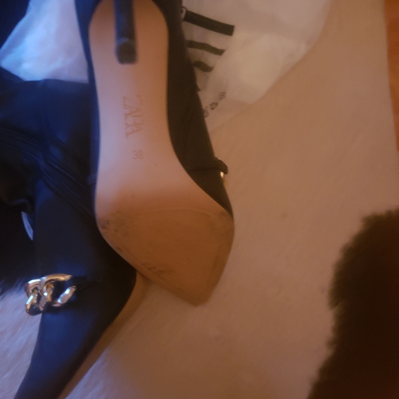 Gorgeous black sock booties with gold chain - Picture 6 of 9